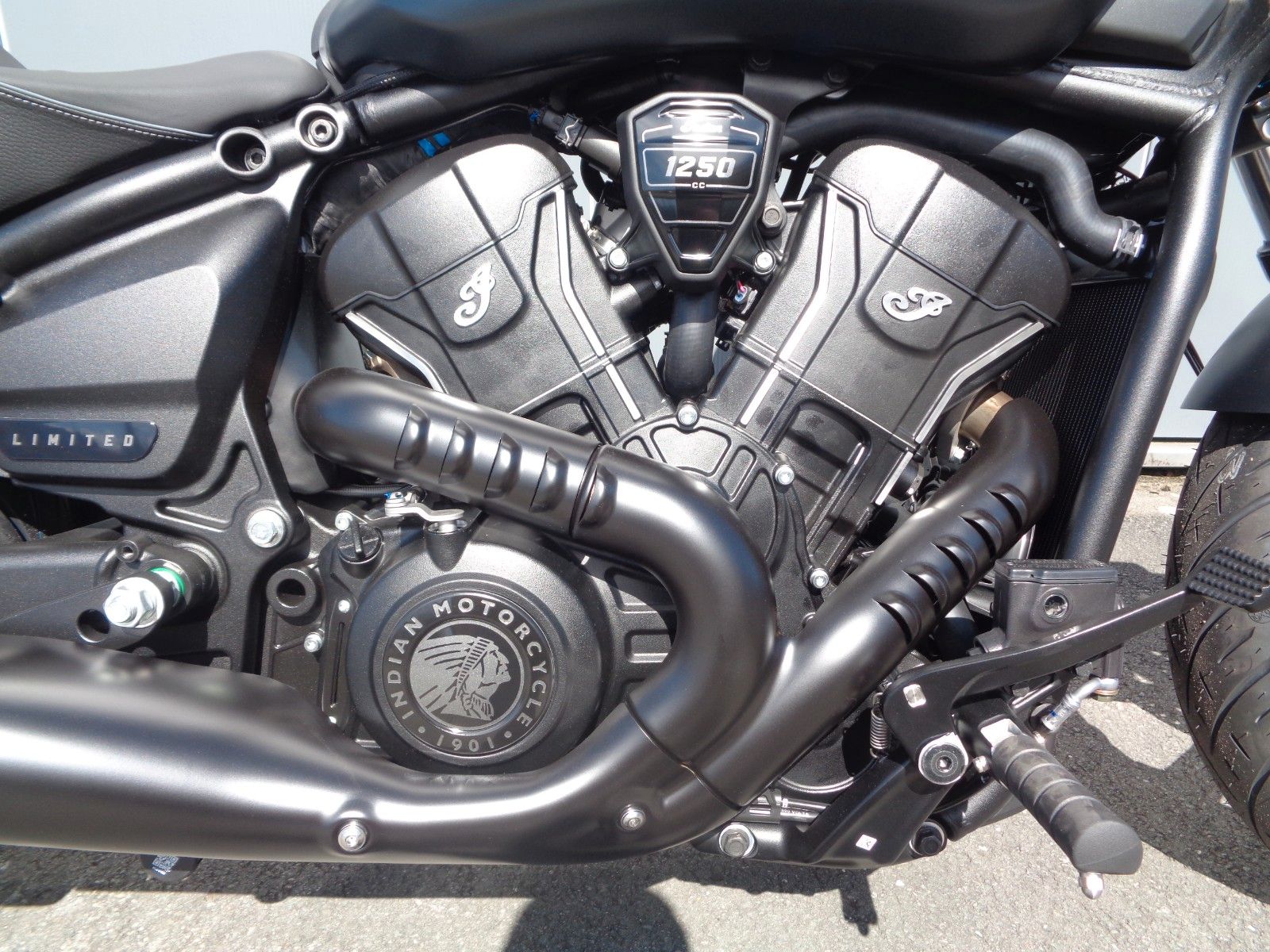 Fahrzeugabbildung Indian SPORT SCOUT LIMITED+TECH * BLACK SMOKE * SOFORT