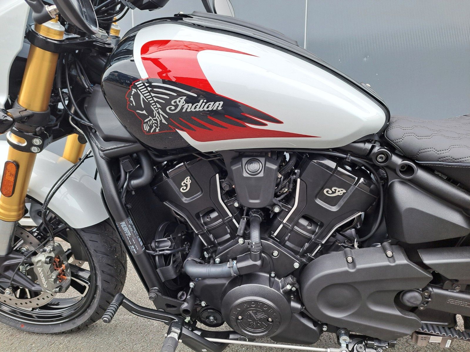 Fahrzeugabbildung Indian 101 SCOUT MODELL 2025 *GHOST WHITE * SOFORT