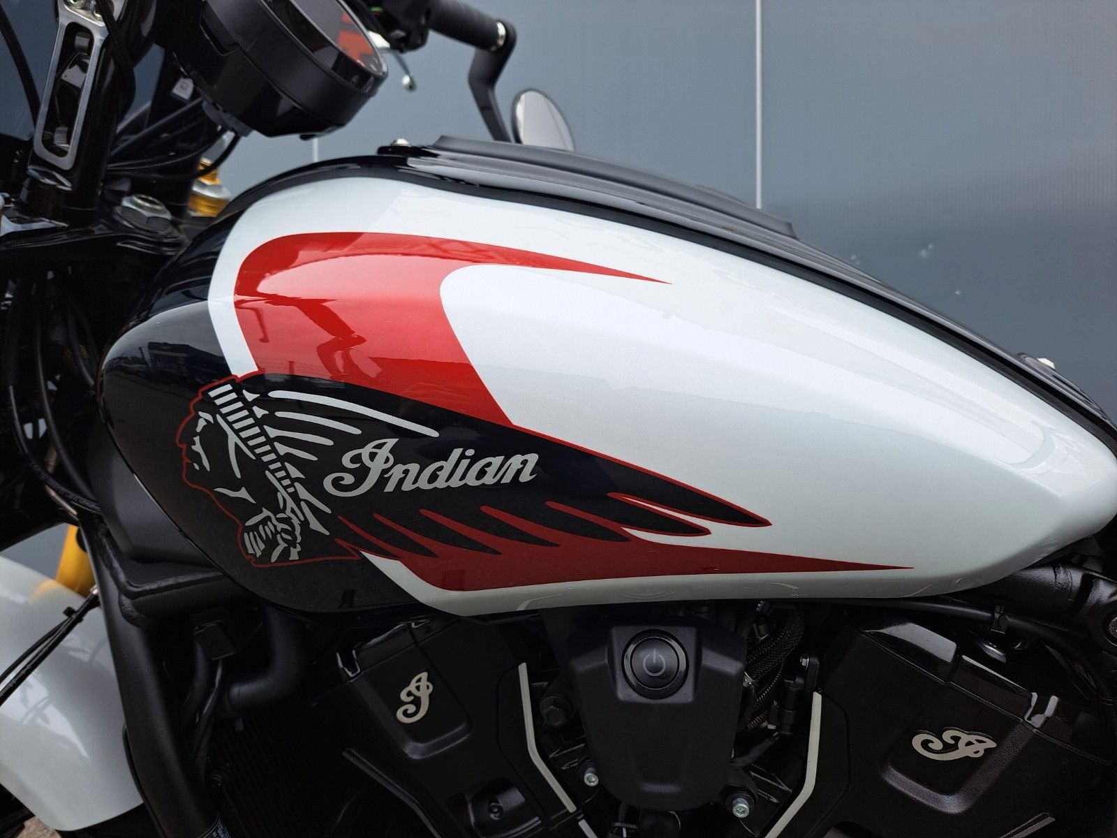 Fahrzeugabbildung Indian 101 SCOUT MODELL 2025 *GHOST WHITE * SOFORT