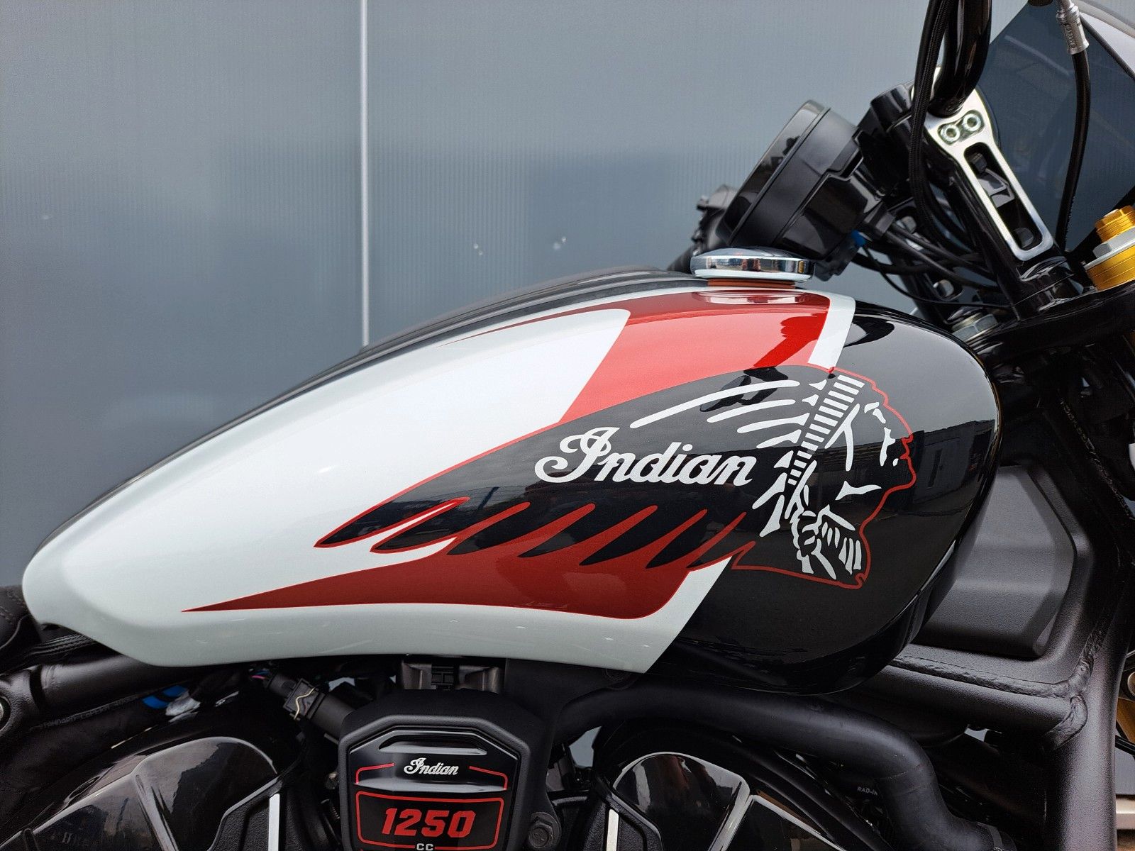 Fahrzeugabbildung Indian 101 SCOUT MODELL 2025 *GHOST WHITE * SOFORT