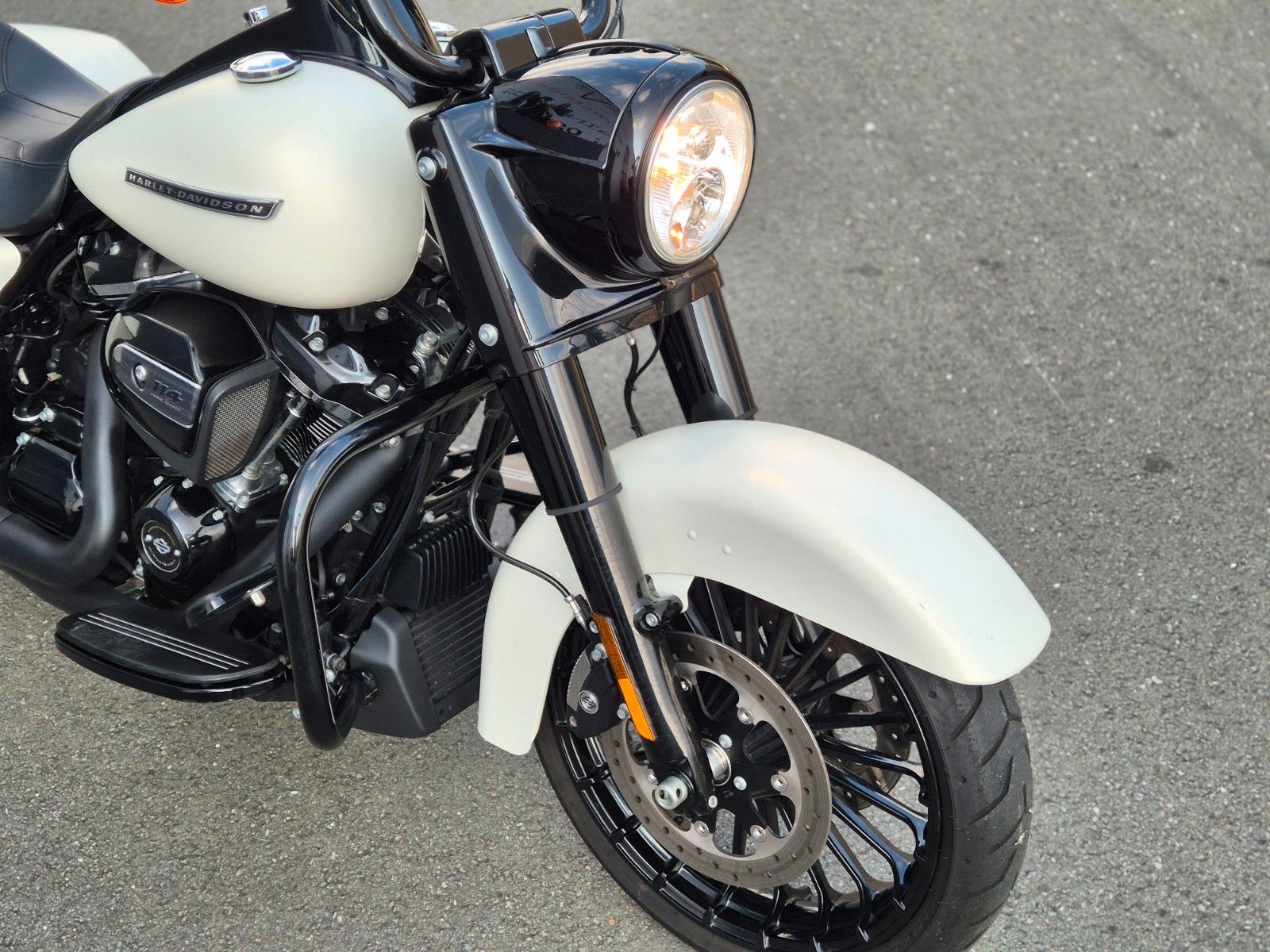 Fahrzeugabbildung Harley-Davidson FLHRXS°°ROAD KING SPECIAL°° *JEKILL&HYDE*