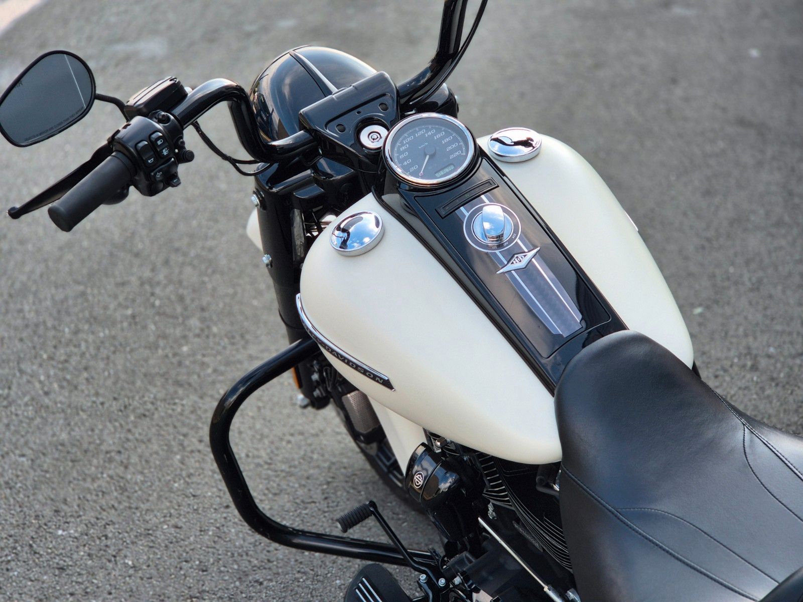 Fahrzeugabbildung Harley-Davidson FLHRXS°°ROAD KING SPECIAL°° *JEKILL&HYDE*