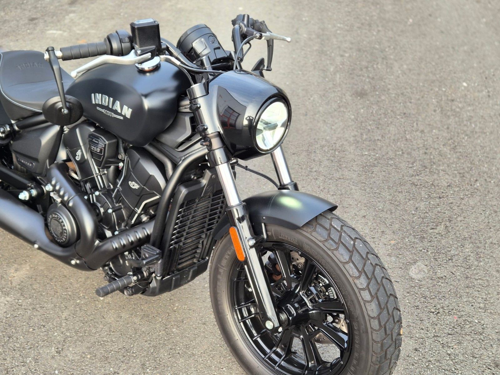 Fahrzeugabbildung Indian SCOUT BOBBER LIMITED+TECH *JEKILL&HYDE* 1. HAND