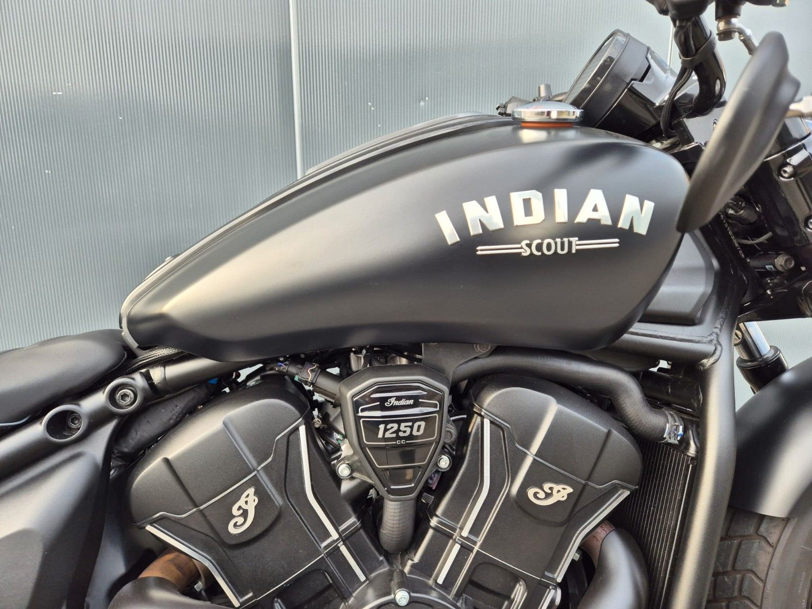 Fahrzeugabbildung Indian SCOUT BOBBER LIMITED+TECH *JEKILL&HYDE* 1. HAND