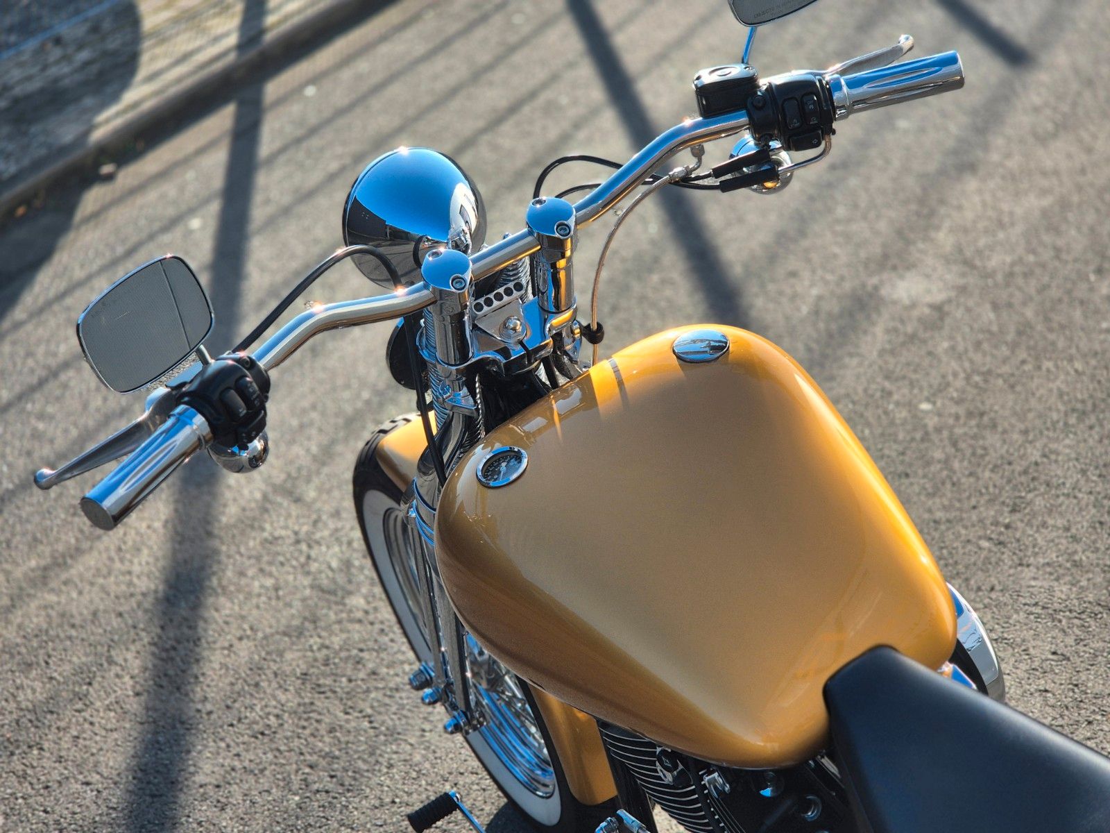 Fahrzeugabbildung Harley-Davidson FXSTS °°SOFTAIL SPRINGER°° -GOLD CUSTOM-