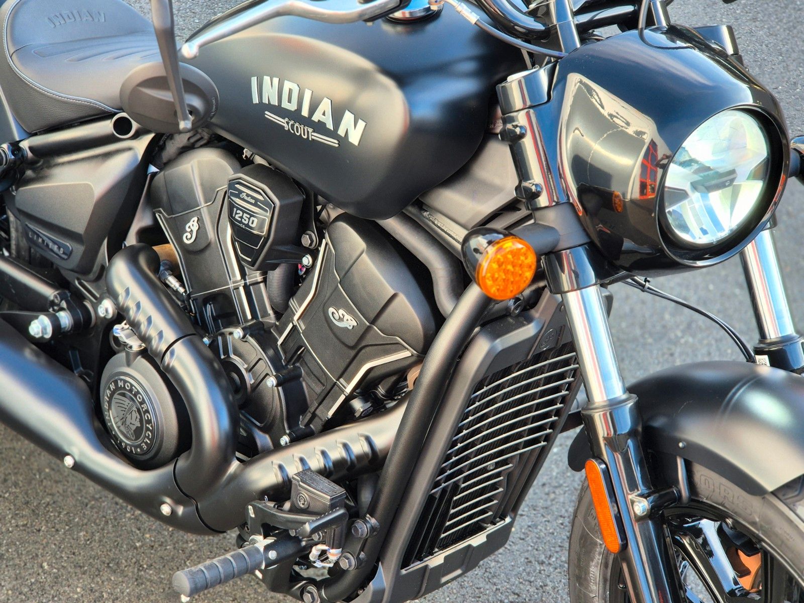 Fahrzeugabbildung Indian SCOUT BOBBER LIMITED+TECH 2026 -BLACK BOBBER-